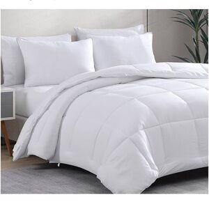 Casa Platino King Comforter NWT